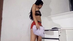 Mi esposa llega de mal genio, limpia la casa, y yo le meto el pene en su vagina apretada.