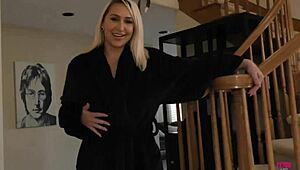 金发骚货丝袜证明比性爱娃娃更会肏