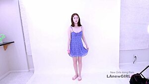 嘿，看这个少女被女同性恋造型师在拍摄诱惑！