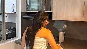 me follo a una ama de casa para no cortarle el gas