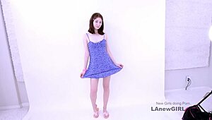 嘿，看这个少女被女同性恋造型师在拍摄诱惑！