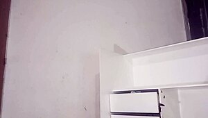 Mi esposa llega de mal genio, limpia la casa, y yo le meto el pene en su vagina apretada.