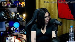 Ruan shows off to Lary Cubas - is it small or big enough for her? P�pum no Barraco rules.