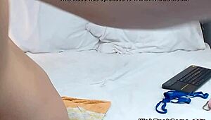 嘿，看这可爱18+穿环奶头少女摄像头玩骚