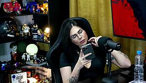 Ruan shows off to Lary Cubas - is it small or big enough for her? P�pum no Barraco rules.