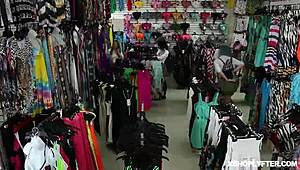 Brunette babe kiarra kai bounces her shaved pussy and moans in delight 😍