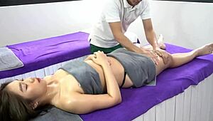 年轻18+日本新娘享受感官按摩