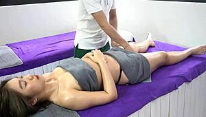 年轻18+日本新娘享受感官按摩