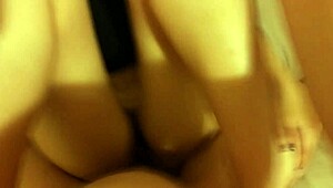 国际中国留学生在跨种族POV动作中硬骑