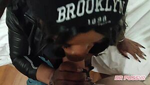 Africana tatuada de labios grossos chupa todo o leite do agente no airbnb