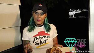 i delivurs pizza to sluts with big coks in stockins.