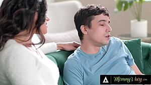 该死！愤怒熟女Penny Barber用各种疯狂方式惩罚继子！全部部分包括！