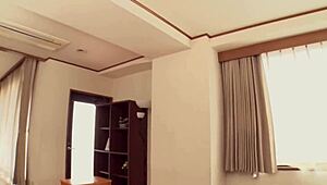 日本妖女榎田真由美饑渴年輕屌吸乾他們！