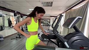 risky gym quickie with blowjob and swallow 😏