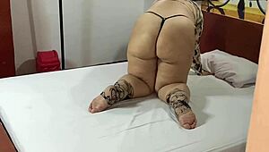 Espi� A La Culona Esposa De Mi Amigo Mientras �l Va A La Tienda