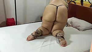 Espi� A La Culona Esposa De Mi Amigo Mientras �l Va A La Tienda