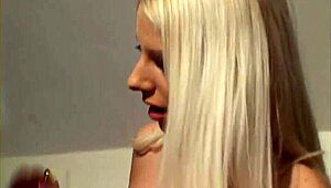 女同性恋大学女生在性感场景中教导的不只是书本。她们舔舐和探索！