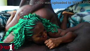 业余情侣公共场合一起玩