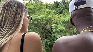 Fomos transar na sacada, segurança pegou, negão roludo arrombou minha bucetinha