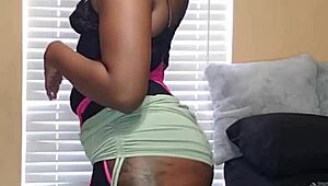 i love naejae grinding her pussy on the pole