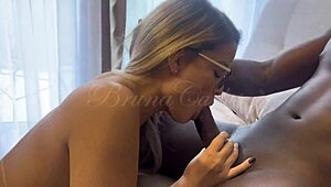 Fomos transar na sacada, segurança pegou, negão roludo arrombou minha bucetinha