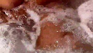 Look at this in jacuzzi 😏 come have fun