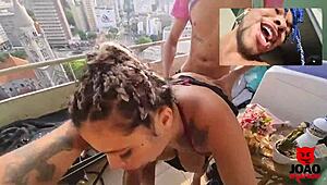 casal fudendo na varanda e eu entro na brincadeira