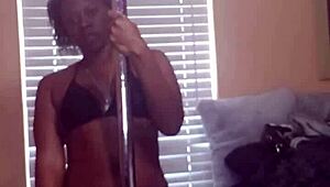 i love naejae grinding her pussy on the pole