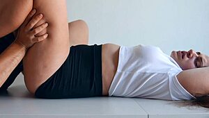 russian milf feeds pussy instead of lunch with licking