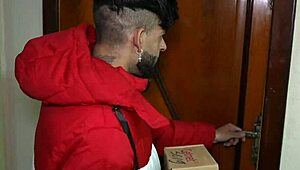 Novinha Transando com Entregador Dotado em Ação Quente