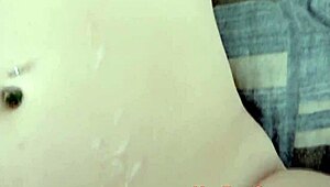 忍不住狂揉金发继女紧致小骚逼