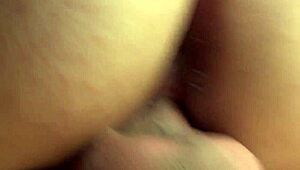 我爱看这个亚洲骚货的毛茸茸阴部被她的男人猛烈操