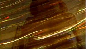 Adriana Sage在复古18+双人行动中闪耀