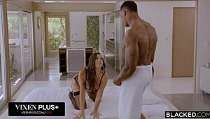 金发骚货为黑人大屌张腿合集