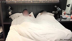 和同事共享酒店床铺导致意外清晨性爱