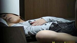 亚洲黑发美女户外手指操毛毛逼