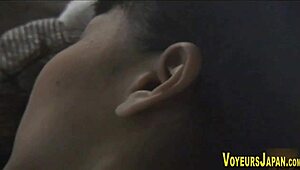 亚洲黑发美女户外手指操毛毛逼