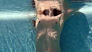 Nicole Pearl Shakes Tight Ass Horny