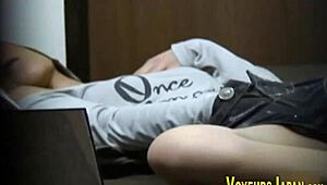 亚洲黑发美女户外手指操毛毛逼