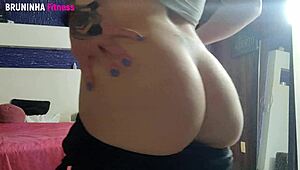 Ela quis mostrar o shortinho novo mas alguém conseguiu prestar atenção nele