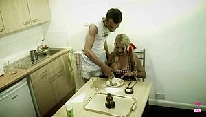 Blonde bimbo messin’ with cream and her man’s dick in the kitchen till cumshot, wow! 😜