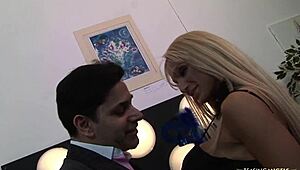 超棒金发熟女吸黑屌嘴里吞精