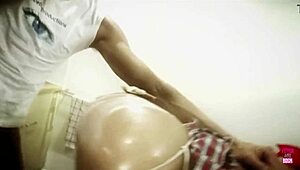 Blonde bimbo messin’ with cream and her man’s dick in the kitchen till cumshot, wow! 😜