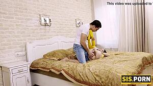 狡猾男沉迷禁忌双飞美艳单纯继妹奶子和骚逼