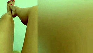 骚妹秀性感美腿抠湿穴自慰