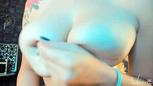 这个另类大奶妹深喉像专业一样，她的网络摄像头秘密是什么？