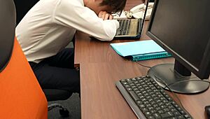 难以置信！日本老板杉冈绘美子加班办公室性爱喷水