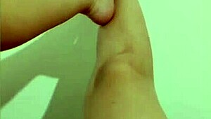 骚妹秀性感美腿抠湿穴自慰