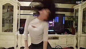 迷人中国女孩Michiel穿着紧身皮裤跳舞