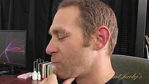 Auntjudysxxx - 丰满的35岁熟女Angela James在办公室猛操